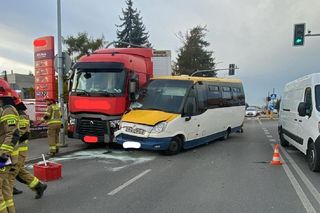 Zderzenie busa z ciężarówką w Tarnowie. Dwie osoby trafiły do szpitala