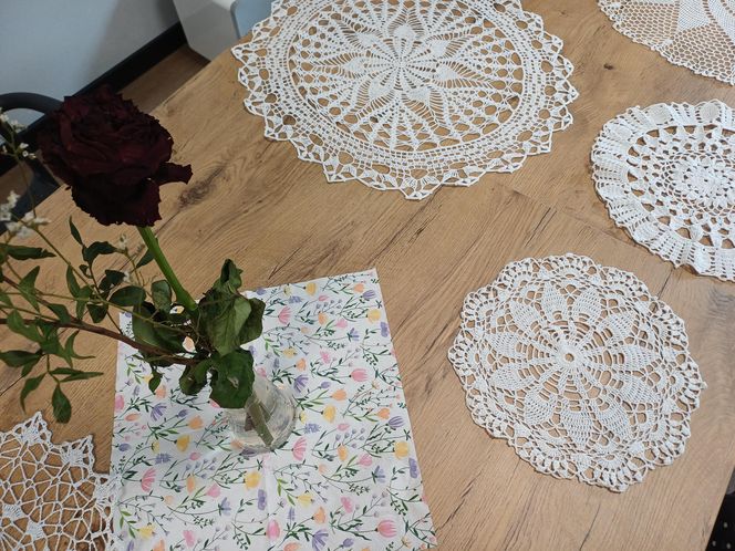 Szydełkowe babki z Ostrzeszowa. Dziergają w miejscach publicznych i ... zarażają pasją!