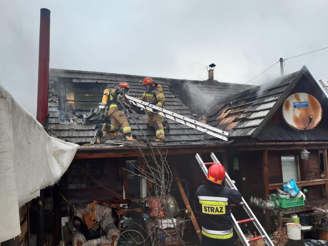 Pożar w Tarnowie. Drewniany dom doszczętnie spłonął. Rodzina została bez dachu nad głową
