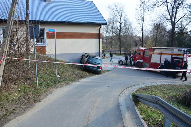 Tragiczny wypadek na Podkarpaciu. Samochód uderzył w budynek mieszkalny
