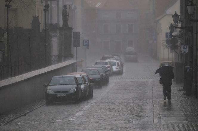 Uwaga na burze z gradem. Niedzielne popołudnie w Toruniu może być niespokojne!