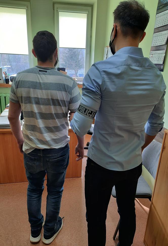 Pijany bełchatowianin chwycił za płytę chodnikową i rzucił w auto. Jak się tłumaczył policji? 