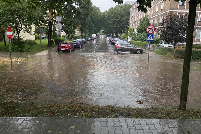 Śląskie: Potężne ulewy nad regionem. IMGW wydał PILNE ostrzeżenie! Gdzie jest burza?