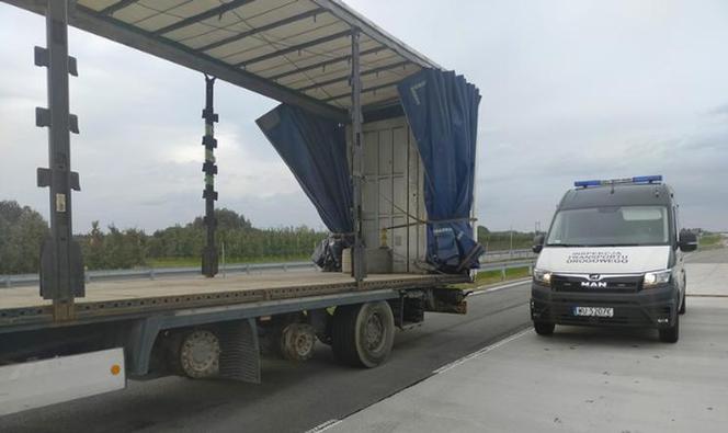 Bez czterech kół i sprawnych hamulców. Taką naczepą wyjechał na ekspresówkę!