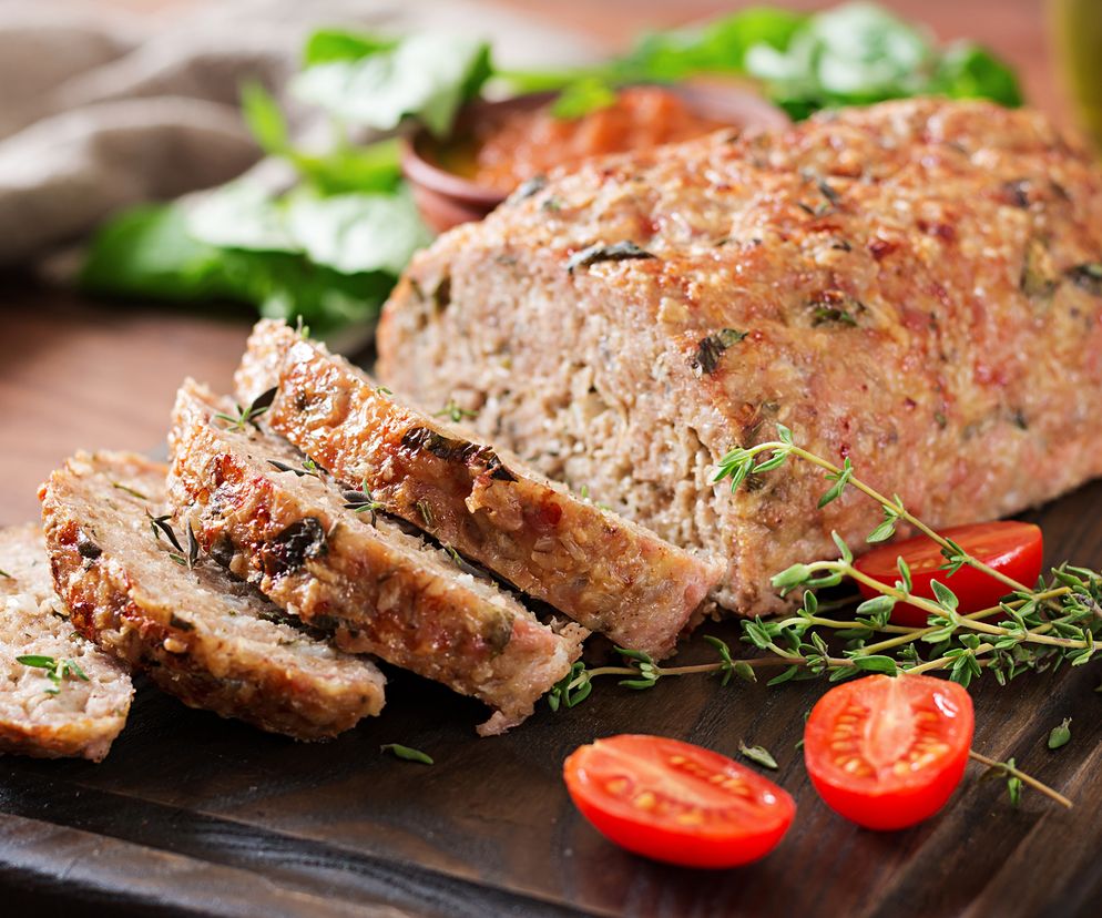 Klops z mielonego boczku - niedrogi przepis na soczystą pieczeń rzymską