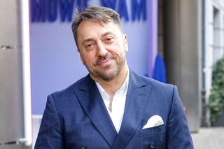 Tym przed karierą disco polo zajmował się Marcin Miller. Lider zespołu Boys siedział za biurkiem