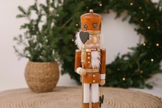 Jak zrobić świąteczne wieńce i girlandy? Prosty sposób na zachwycające ozdoby