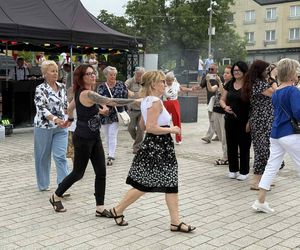 Starachowickie potańcówki na Rynku. Międzypokoleniowa zabawa pełna radości! Zobacz niezapomniane zdjęcia