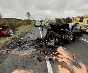 Potworna czołówka pod Bydgoszczą. Z samochodów niewiele zostało. Policja: kierowca zrobił to celowo