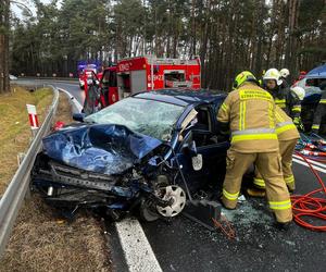 Zderzenie czołowe samochodów w Tworogu. 18-latek zabrany śmigłowcem LPR