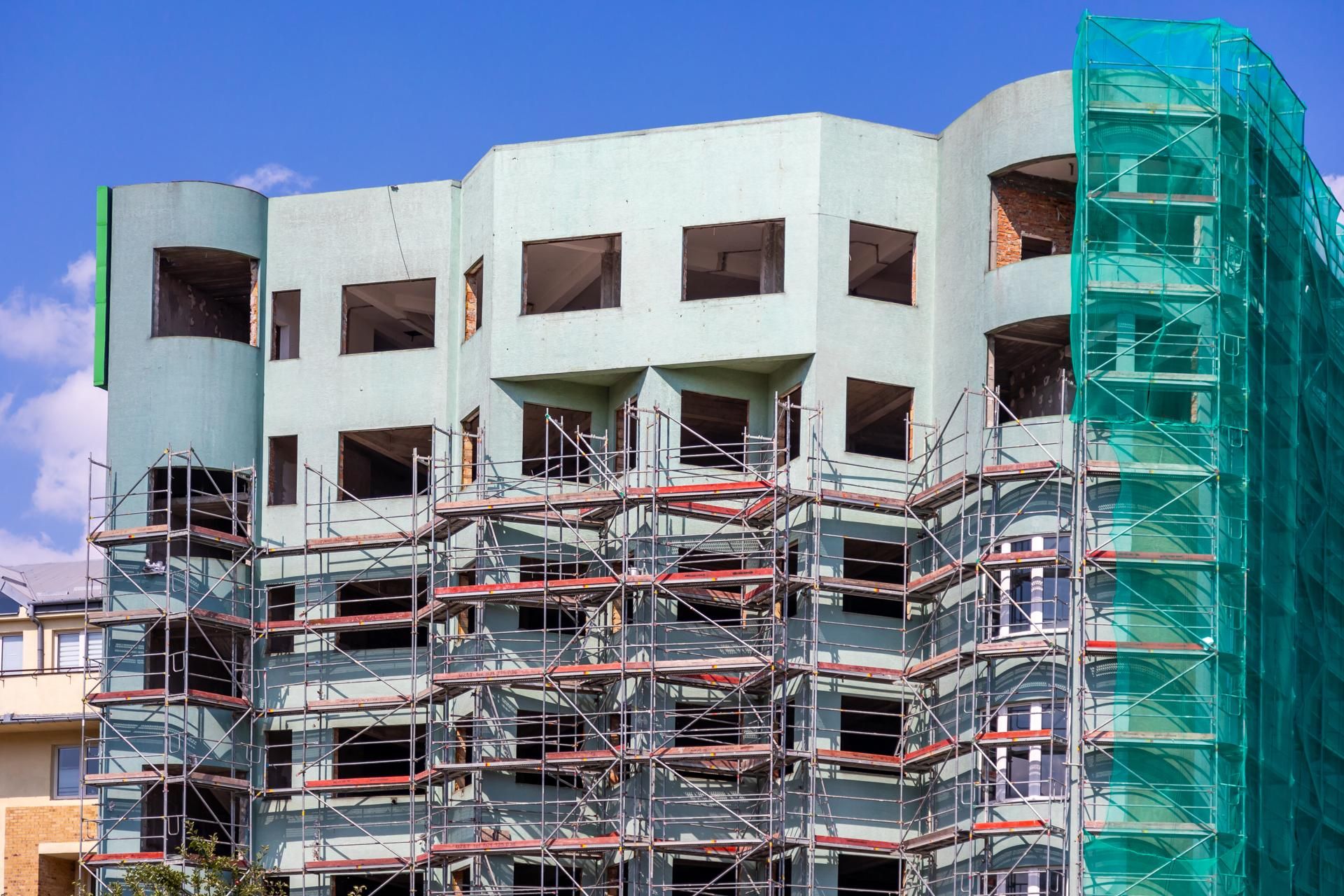 Rozbiórka zielonego biurowca z lat 90. na Ursynowie