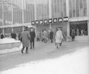 Przechodnie przy sklepie Supersam na ul. Puławskiej