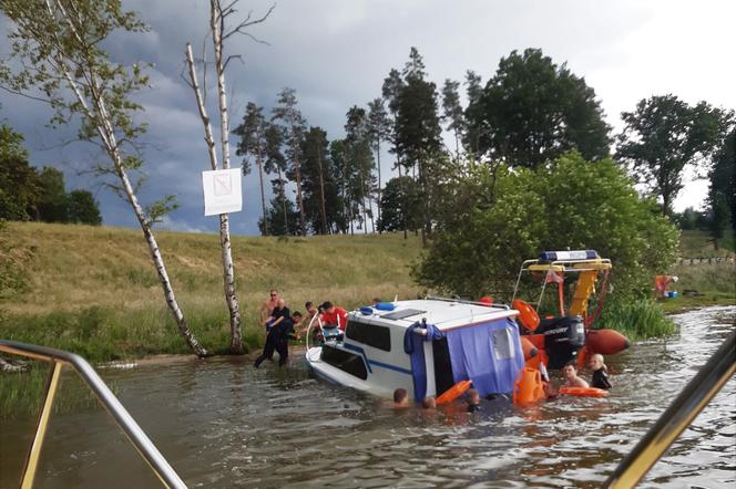 Ratownicy pomagali ocalić łódź przed zatonięciem na Jezioraku
