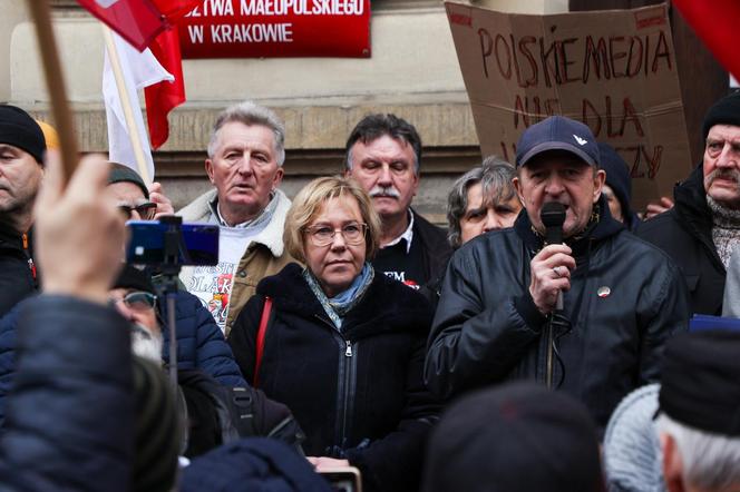 Kraków. Protest w "obronie" mediów publicznych. Barbara Nowak: „Zawszańcy nas sprzedali”, zgromadzeni: „Wolna Polska!”