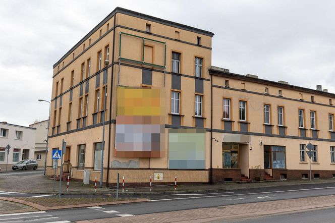 Ciało Adama znaleźli w mieszkaniu w Śremie. Obok była jego córeczka.