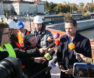 Nowy most pieszo-rowerowy w Warszawie połączył brzegi Wisły