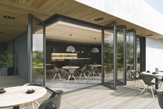 drzwi harmonijkowe w przeszkleniu narożnym