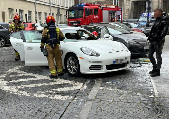 Porsche Panamera w ogniu! Pożar luksusowego auta w centrum Warszawy