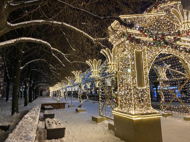 Warszawska iluminacja w śnieżny wieczór