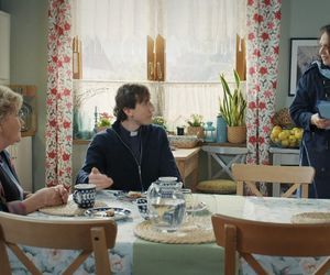 M jak miłość, odcinek 1851: ksiądz Grzegorz (Paweł Janyst), Barbara (Teresa Lipowska), Marysia (Małgorzata Pieńkowska)