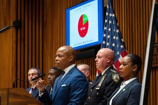 Biegają z bronią po ulicach