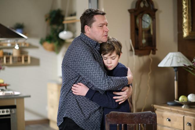 Na Wspólnej, odcinek 3246. Michał coraz bliżej odnalezienia Kingi. Policja dokona szokującego odkrycia!