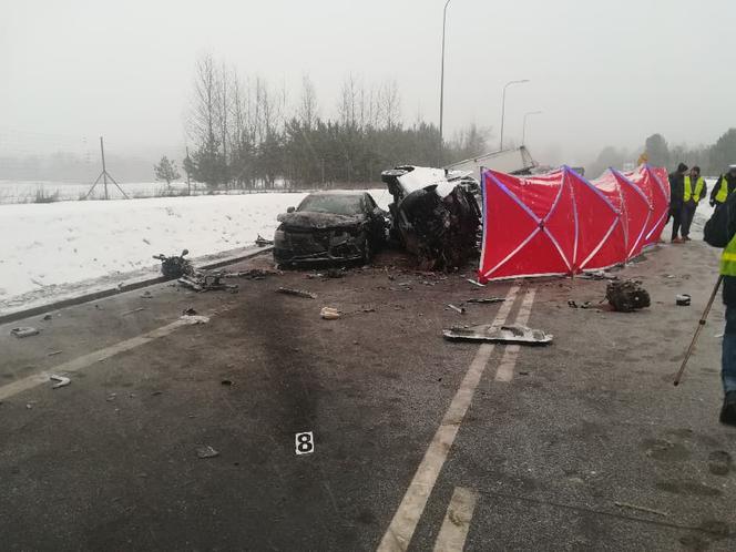 Święta Woda. Tragiczny wypadek na DK 19. Zderzenie busa, TIR-a i audi. Kierowca busa nie żyje