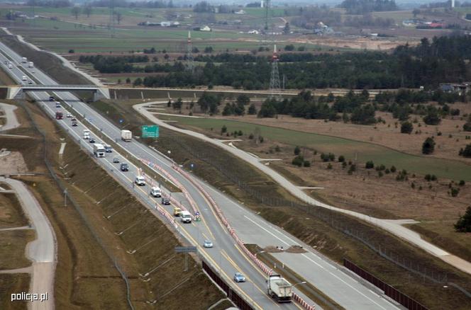 Wielki transport z cudzoziemcami przekroczył granicę. Pojechali w kierunku Litwy [ZDJĘCIA]
