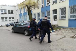 Policyjna interwencja w jednym z bloków w Toruniu. W tle amfetamina i marihuana