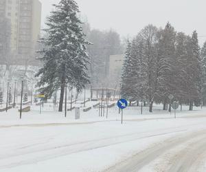 Kolejny atak zimy w Świętokrzyskiem! Już ostrzegamy drogowców