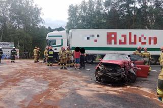 Zderzenie osobówki z ciężarówką na DK 10 pod Bydgoszczą! Wśród rannych kobieta i dwójka dzieci [ZDJĘCIA]