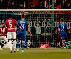 Rafał Mikulec w spotkaniu z Miedzią Legnica nabawił się bardzo groźnie wyglądającej kontuzji. Zawodnik długo opatrywany był na murawie, skąd zabrała do karetka