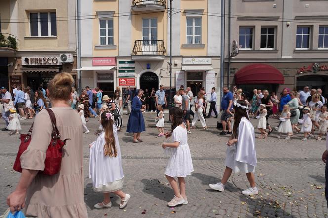 Boże Ciało 2024. Tłumy wiernych przeszły w procesji ulicami Białegostoku