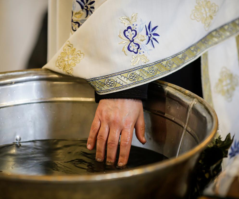 Ksiądz upuścił niemowlę w trakcie chrztu. Może to znak, że dziecka nie powinno tu być 