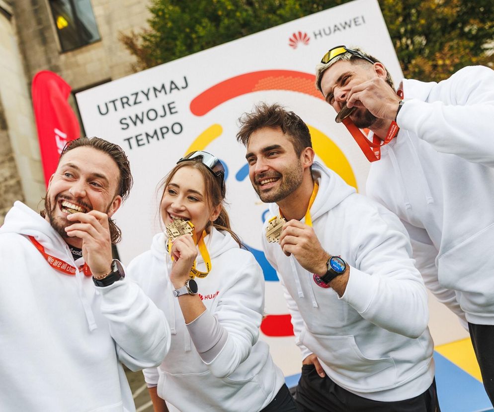 Grupa influencerów i sportowców, w tym Gabi Kuczyńska, Mikołaj Tyszkiewicz, Marek Wita oraz Jeremiah Dąbrowski, z dumą prezentuje medale z maratonu. Wszyscy w białych bluzach z logo Huawei, promując smartwatche HUAWEI WATCH GT 6. Więcej o kampanii przeczytasz na Super Biznes.