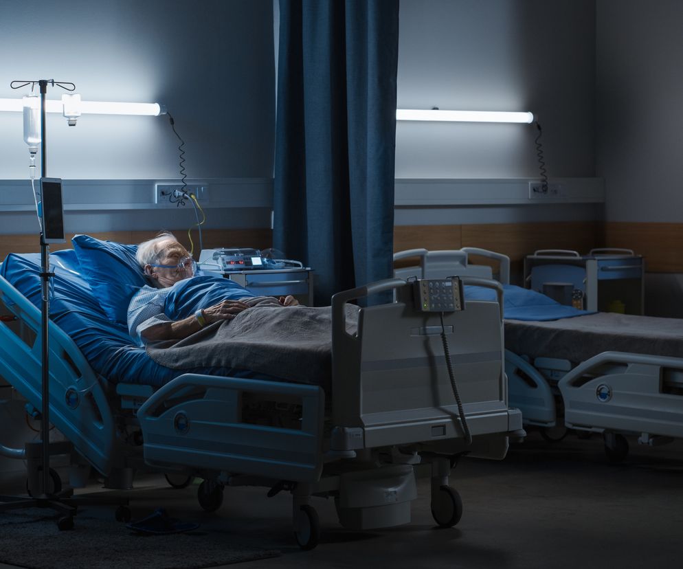 Pacjent w łóżku szpitalnym