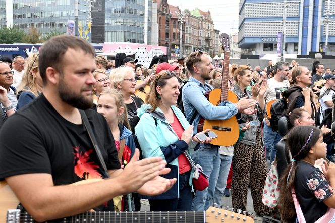 Gitarowe granie z zespołem Dżem na Rynku w Katowicach