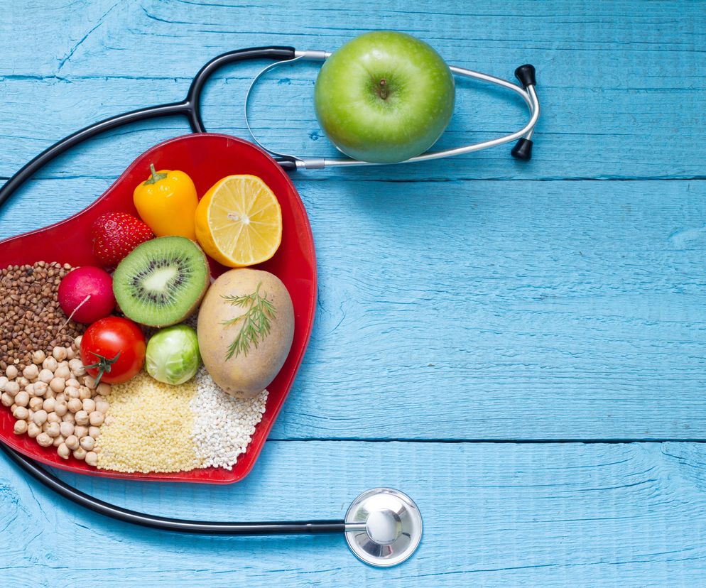 Dieta DASH jest zalecana osobom z nadciśnieniem tętniczym i wysokim poziomem cholesterolu, a także w profilaktyce cukrzycy i otyłości.