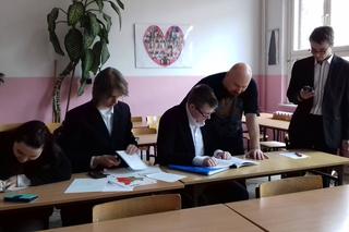 Nauczyciel z Gdyni stanie przed komisją dyscyplinarną. Uczniowie: „Stoimy za nim murem!”  