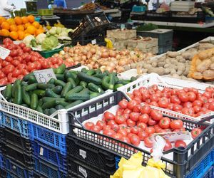 Wiosenne warzywa i owoce na poznańskich targowiskach