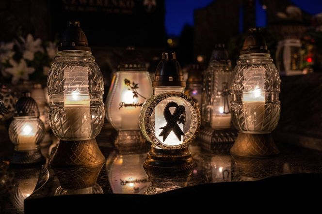 Tysiące zniczy rozświetliło polskie cmentarze. Niezwykły widok po zmroku
