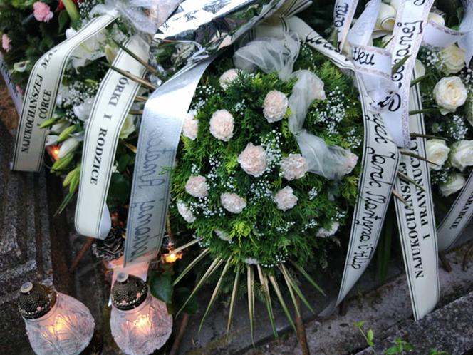 Tragedia w Salisbury. Zamordowane kobiety pochowane w Tarnowie. Grobu nie widać spod kwiatów