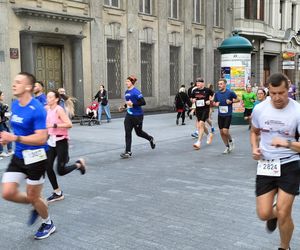 Rossmann Run 2025. Tłumy biegaczy wzięły udział w biegu ulicą Piotrkowską