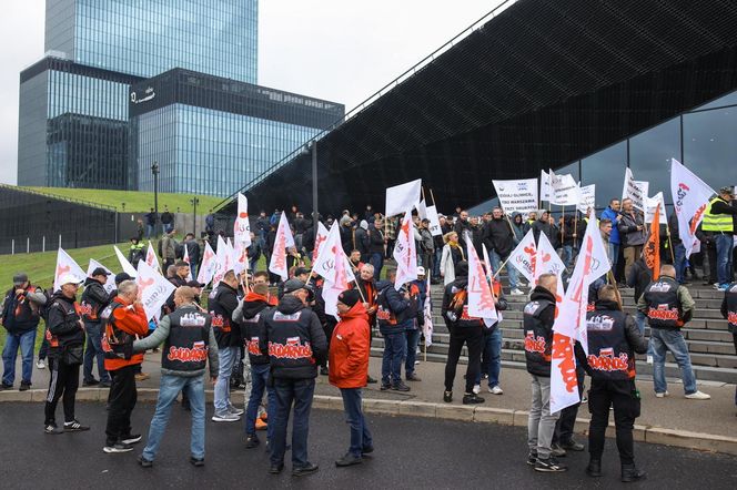Protest "Solidarności" w Katowicach przed MCK. Chodzi o konferencję klimatyczną PRECOP