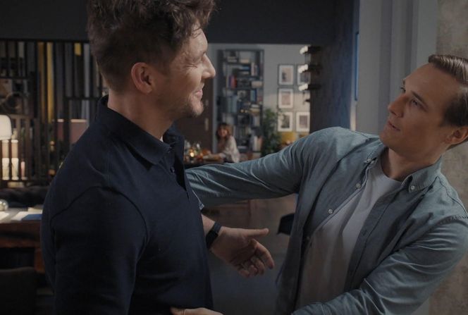 M jak miłość, odcinek 1874: Olek (Maurycy Popiel), Marcin (Mikołaj Roznerski)