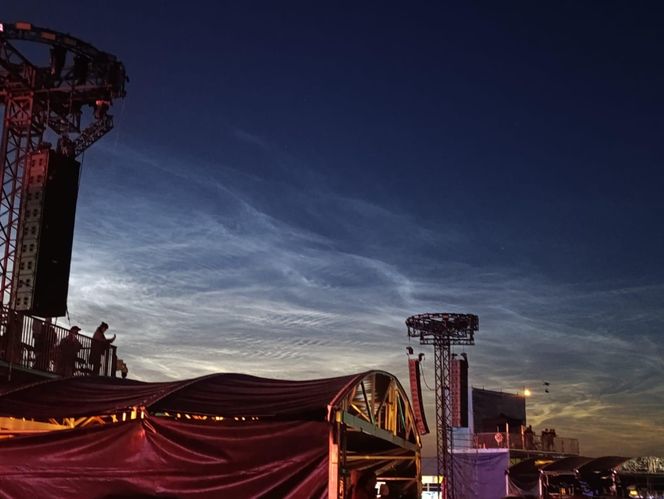 Obłoki srebrzyste nad polem Open'er Festival 2025 