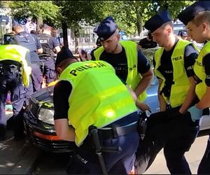 Centrum sparaliżowane w porannym szczycie. Ludzie w furii, przyjechała policja. Co się dzieje?