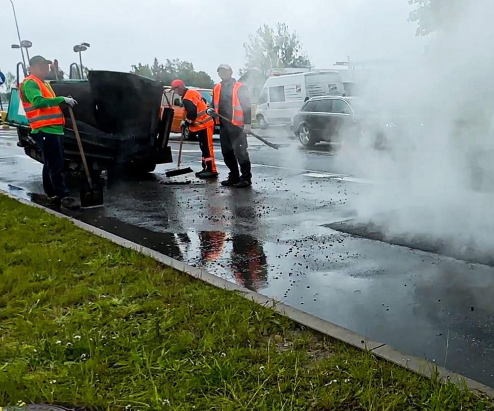 Robotnicy pracują w ulewę