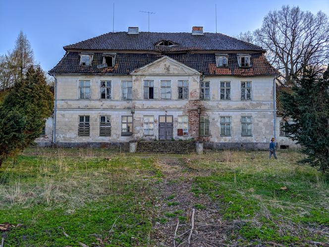 Barokowy pałac, na który rzucono klątwę. Teraz można go kupić! [ZDJĘCIA]