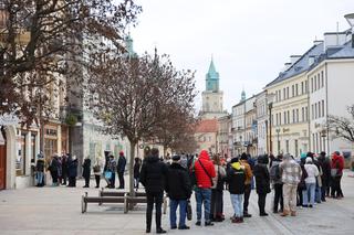 Pączkowy szał w Lublinie! Na deptaku ustawiają się długie kolejki [ZDJĘCIA]